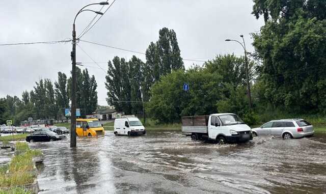 У Києві через негоду затопило дороги